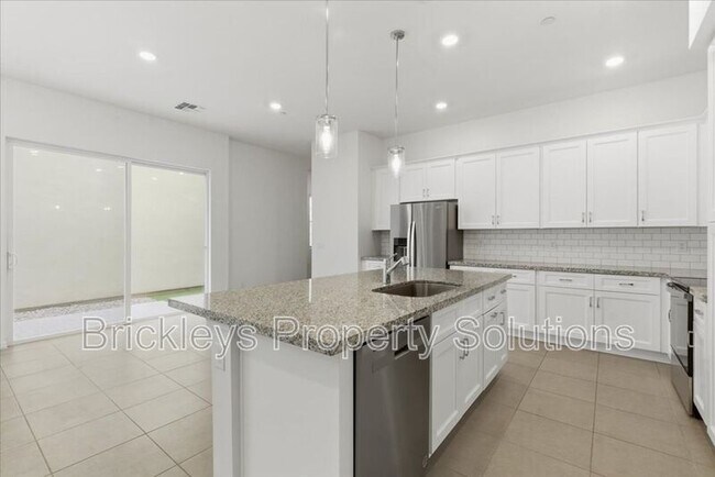 Building Photo - 265 E Balsam Dr