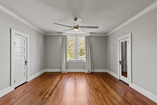 Building Photo - ASK ABOUT FREE RENT! Country Classic with Modern Convenience! Low maintenance!