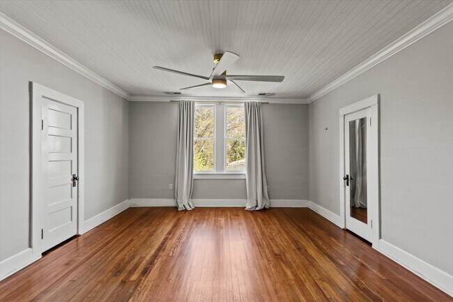 Building Photo - Country Classic with Modern Convenience!