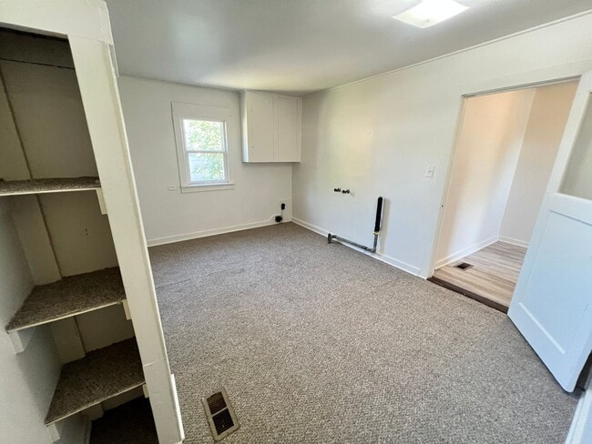Building Photo - Adorable Shadle Bungalow - 2 Bed, 1 Bath +...