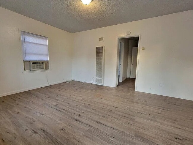 Building Photo - Nice and comfortable home