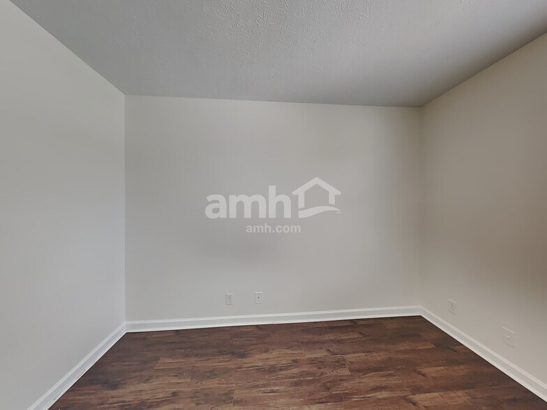 Building Photo - 102 Coolmore Ct