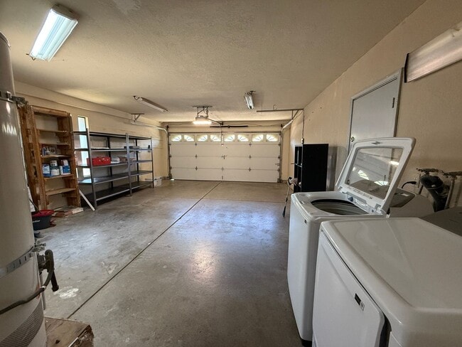 Building Photo - Get $400 Off Your 1st Month's Rent