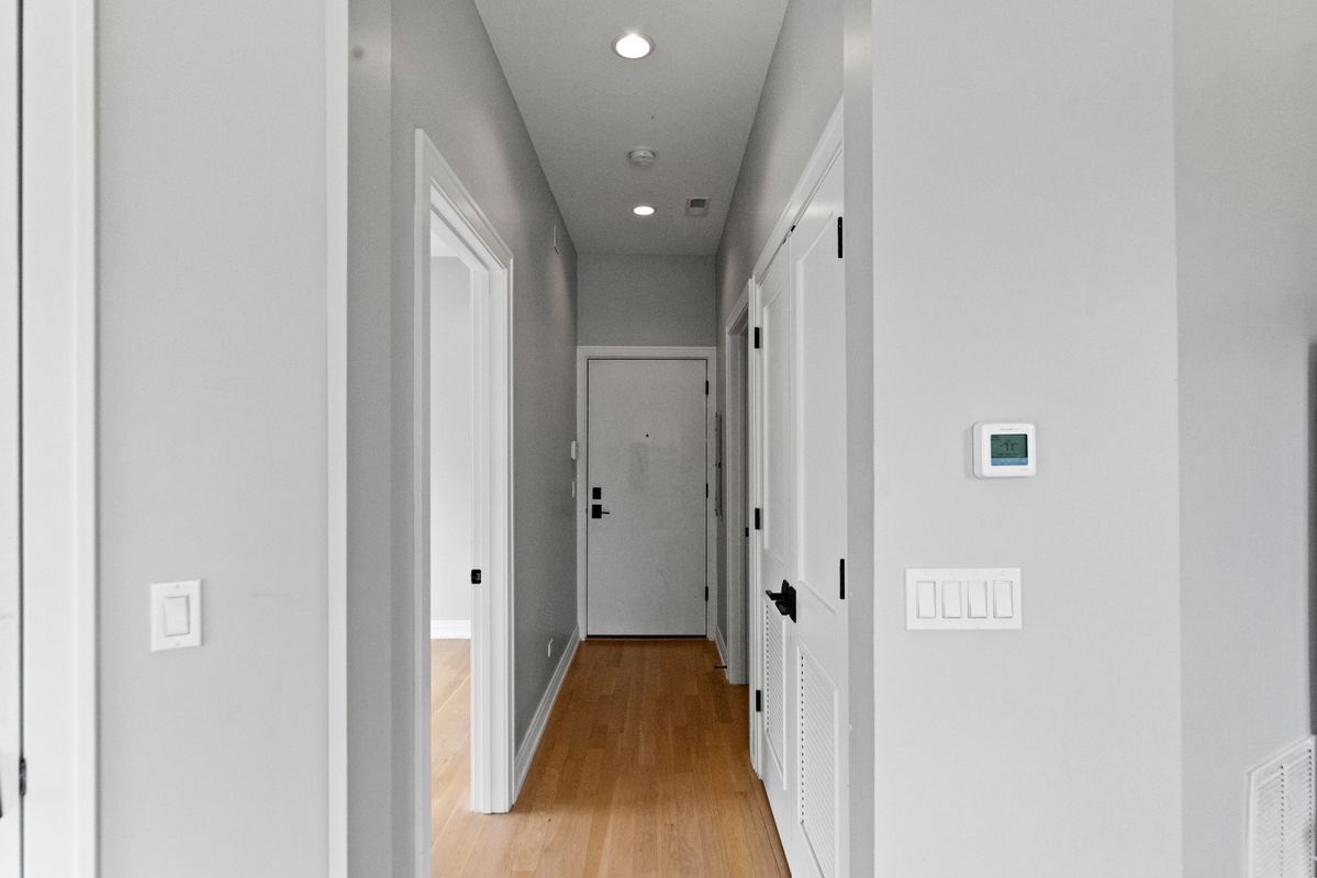 Building Photo - 1050 W Cornelia Ave