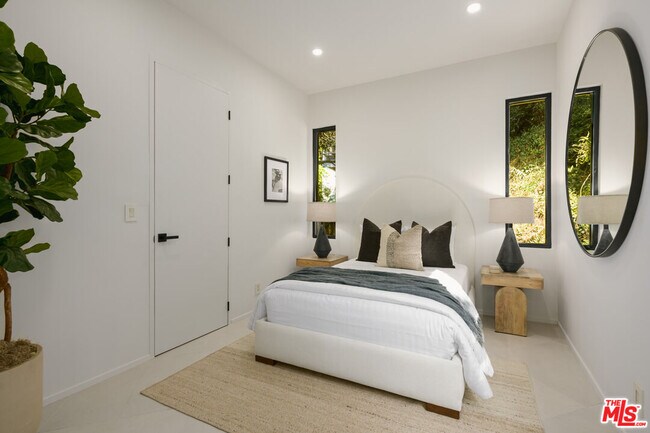 Building Photo - 8896 Lookout Mountain Ave