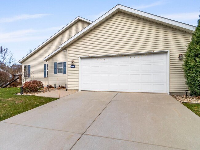 Building Photo - 6306 Vicksburg Rd