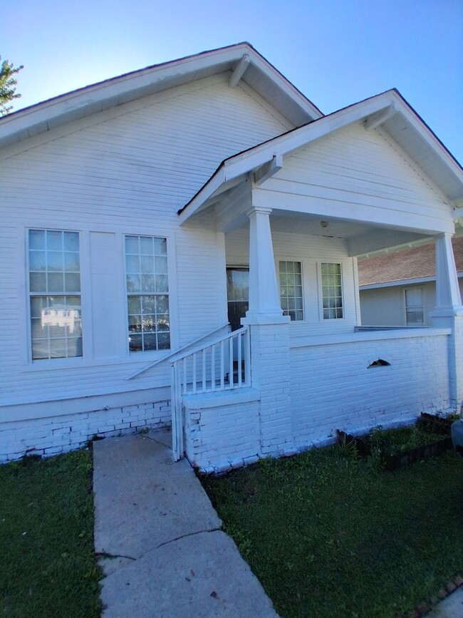 Primary Photo - Charming 2BR/1BA Single Family Home in Gad...