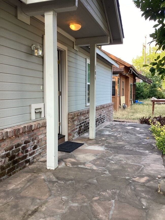 Building Photo - 2-Bed, 2-Bath Cottage PENDING