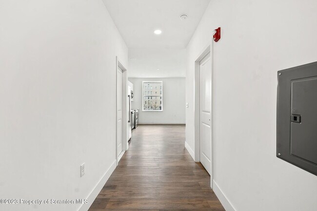 Building Photo - 19 W River St