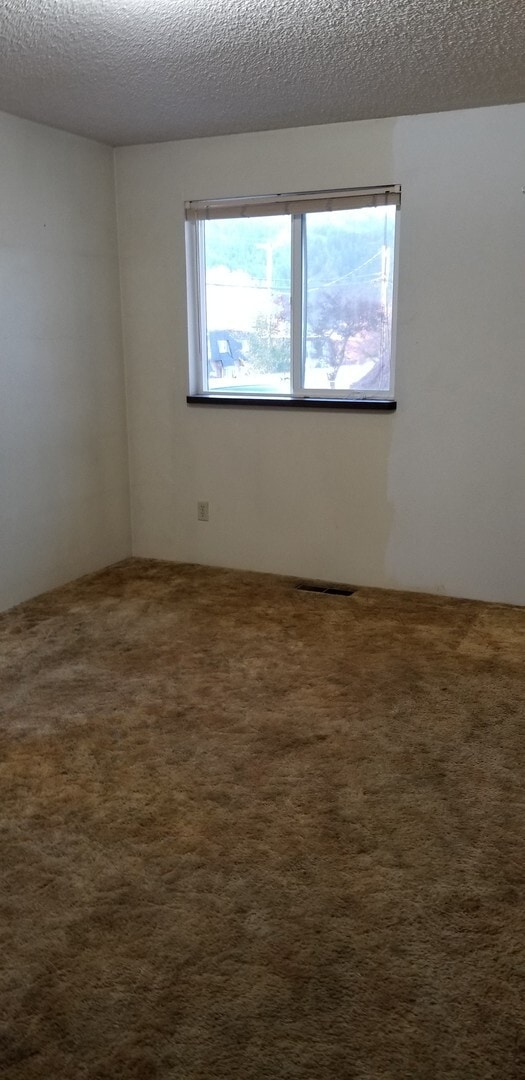 Building Photo - 3 bedroom, 2 bathroom home in well established neighborhood.