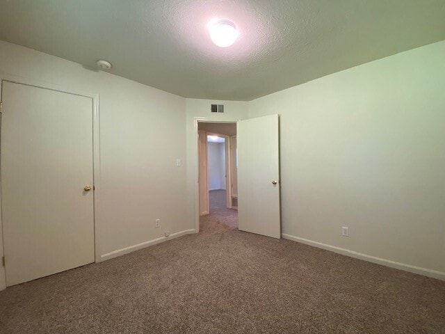 Building Photo - Great 3 bedroom 1 bathroom Duplex in Sacra...