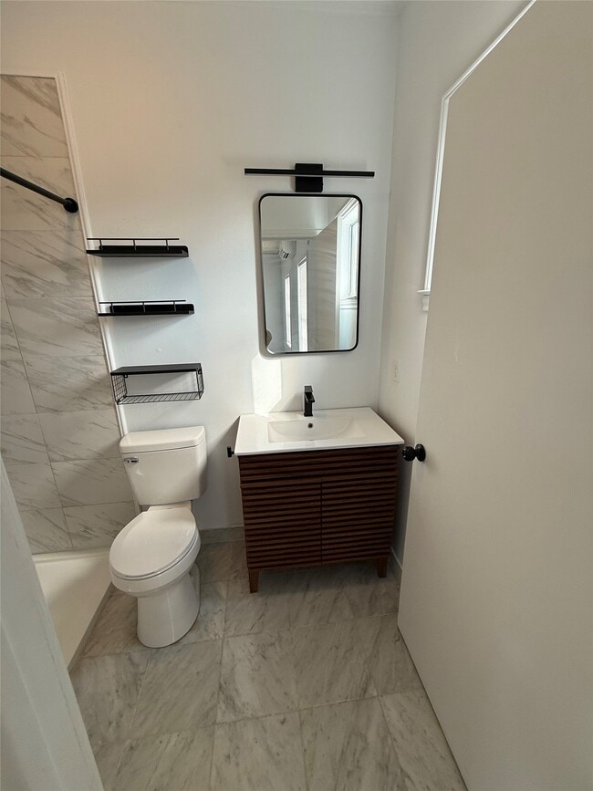 Building Photo - 618 E 16th St