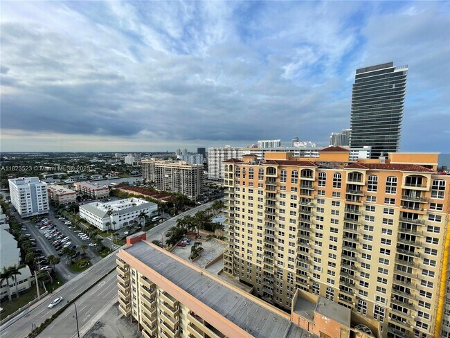 Building Photo - 3140 S Ocean Dr