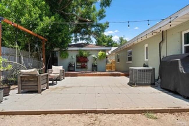Building Photo - Discover the Allure of this Charming, Downtown 3 bedroom/2 Bath!