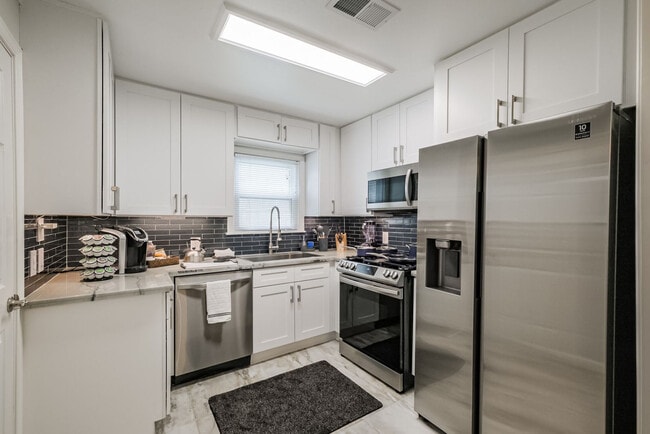 Building Photo - 1329 W 21st St