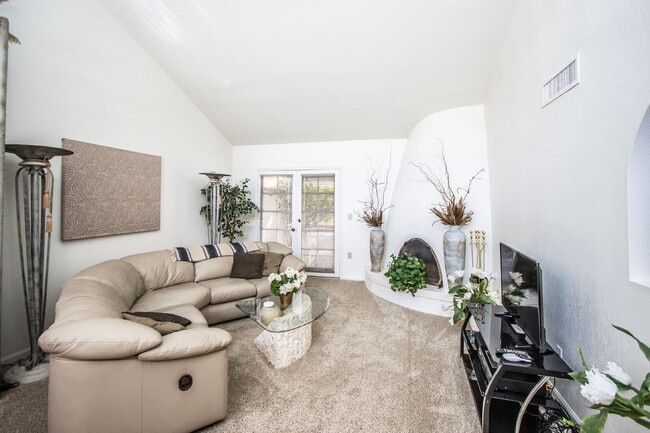 Building Photo - Available! Beautiful fully furnished/equipped 3BR patio home.