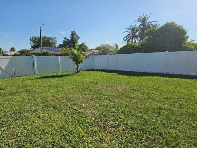 Building Photo - 3050 Beacon Dr
