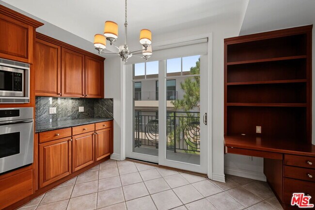 Building Photo - 430 N Oakhurst Dr