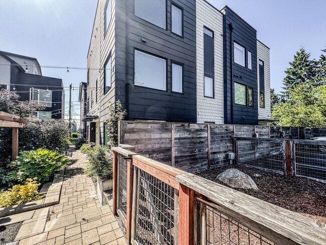 Building Photo - 3bd/2ba Seattle Townhome