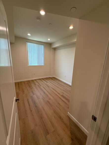 Building Photo - 8827 Van Nuys Blvd
