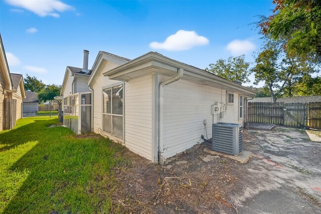 Building Photo - 2238 Sentinal Oaks St