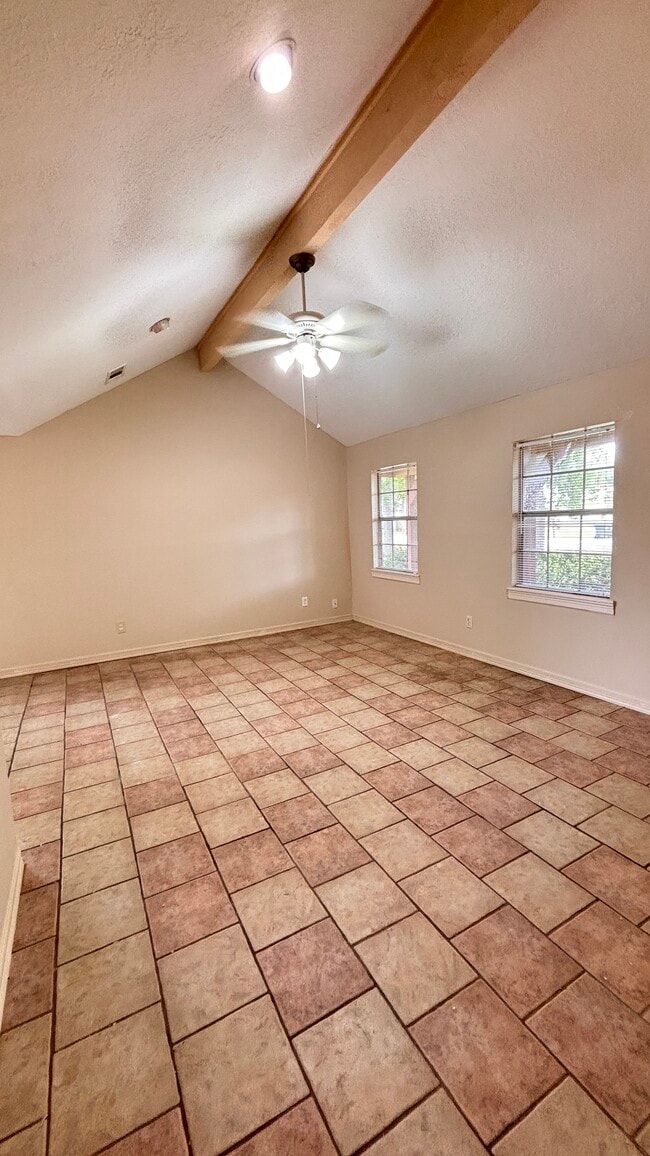 Building Photo - 1114 Un Vly Dr