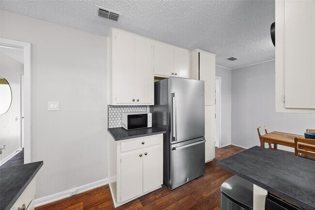 Building Photo - 2203 Ventura Dr