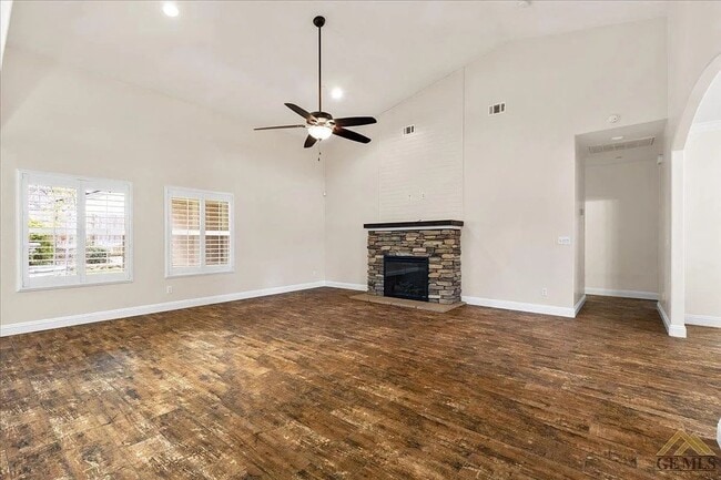 Building Photo - Charming NW Home with 3-Car Garage in Desirable Neighborhood