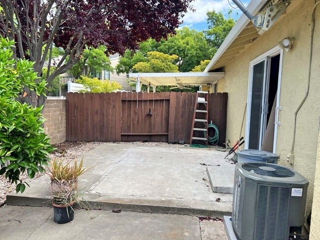 Building Photo - Remodeled Beautiful 2 Bedroom Senior Duple...