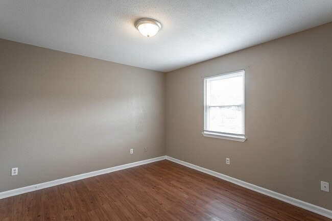 Building Photo - Charming home now available for rent in Ch...