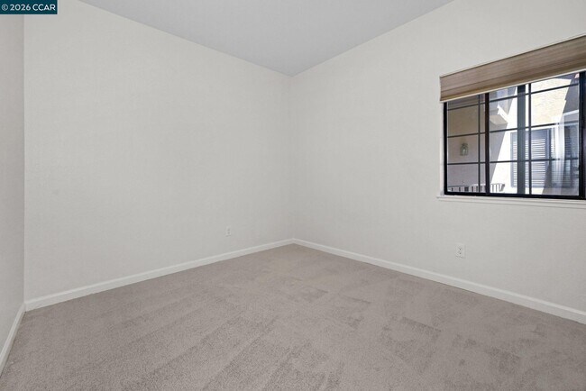 Building Photo - 5012 Lakeview Dr
