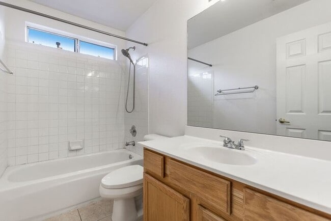 Building Photo - Enjoy an open floor plan with all appliances!