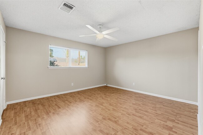 Building Photo - 5814 Viking Dr