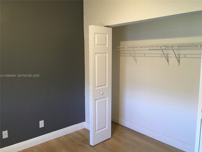 Building Photo - 3338 Lakeside Dr