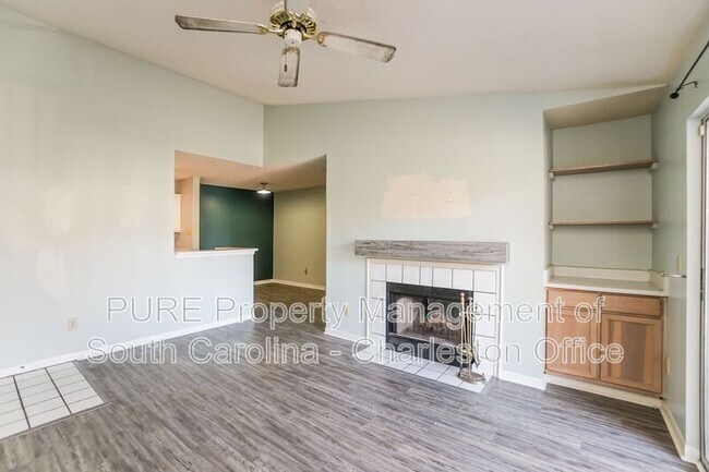 Building Photo - 2011 N Hwy 17