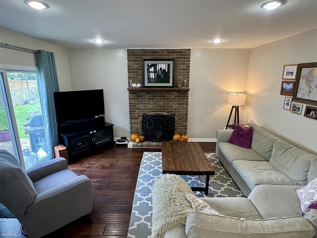 Building Photo - 2669 Deake Ave