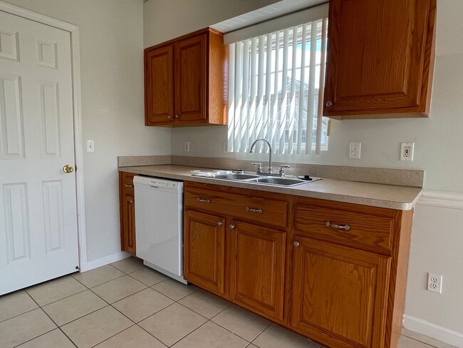 Building Photo - Shelby Township 2 Bedroom, 2 Bath Condo-St...