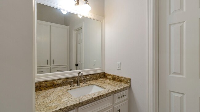 Building Photo - 14918 Plantation Oak Dr