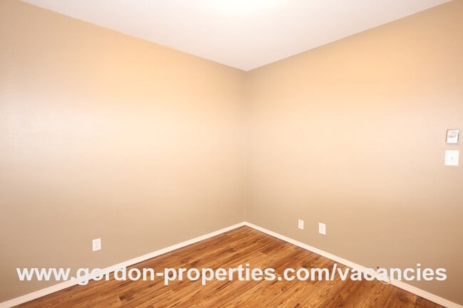 Building Photo - SE Green Vista Dr - Milwaukie 2 bedroom du...