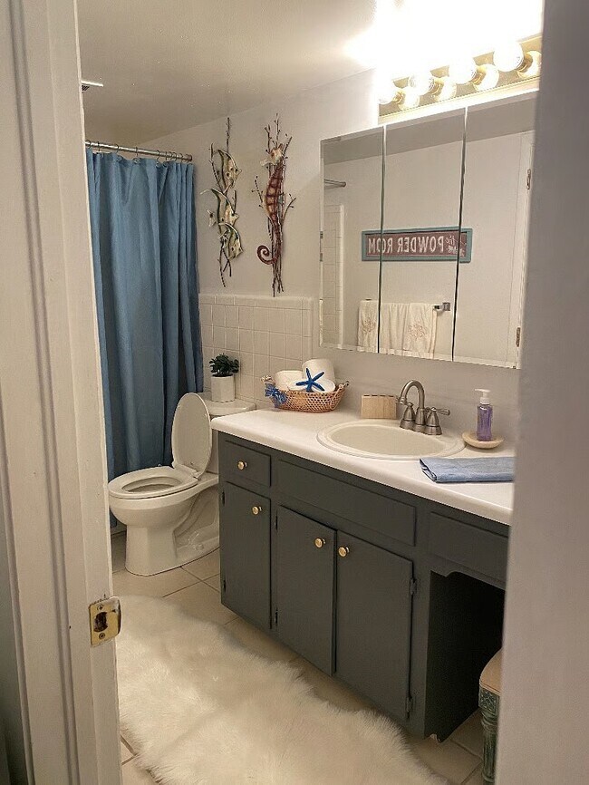 Building Photo - 2100 W Beach Dr