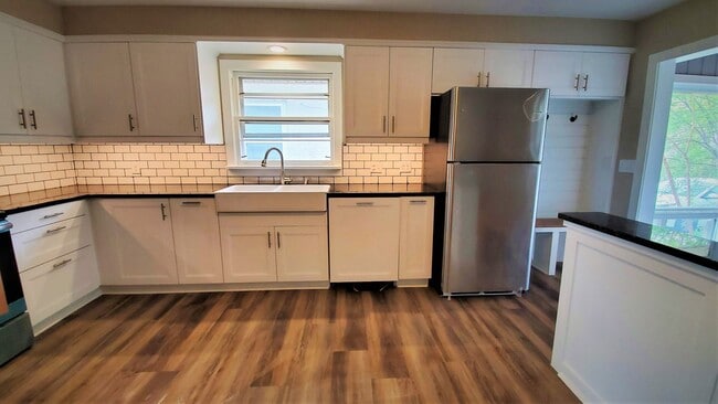 Building Photo - Updated 4 BR / 3 BA SFH w/ Hdwd Flrs, Sunny Porch, 2-car Garage in Robbinsdale!