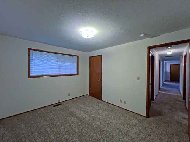 Building Photo - Adorable Three Bedrooom in Edgewood