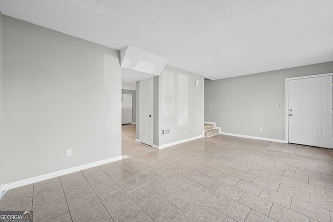 Building Photo - 2127 Golfview Dr SE