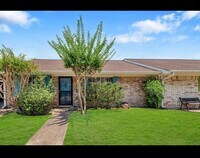 Building Photo - 10122 Shadow Wood Dr