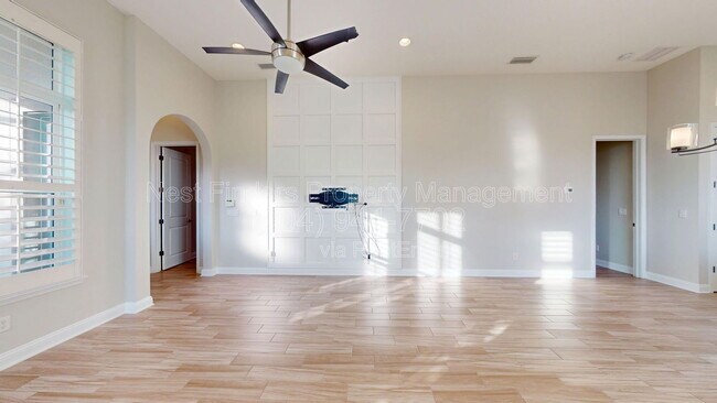 Building Photo - 628 Town Plaza Ave