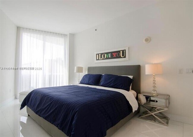 Building Photo - 15901 Collins Ave