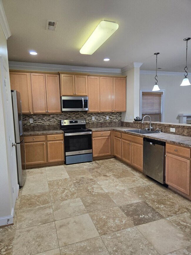 Building Photo - Lovely 3 Bedroom house near Town Center