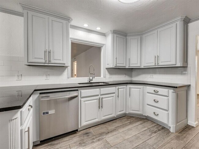 Building Photo - 6312 Overcourt Manor