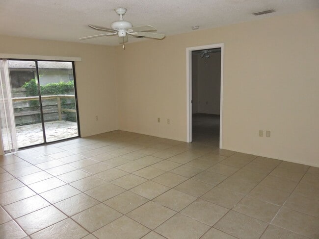 Building Photo - Open and bright 2/2 with garage