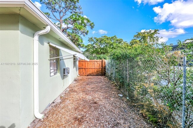 Building Photo - 13590 NW 5th Ave